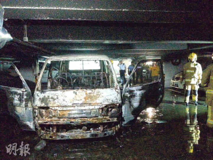 運報客貨車起火「自焚」,最終燒成廢鐵,車上報刊亦焚毁。(衛永康攝) 運報客貨車起火「自焚」,最終燒成廢鐵,車上報刊亦焚毁。(衛永康攝)