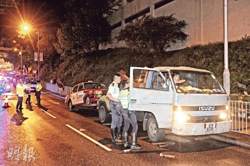 警方事後在場檢查涉事拖車。(樊銳昌攝) 警方事後在場檢查涉事拖車。(樊銳昌攝)