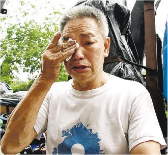 拖車女司機鍾秀玲前晚遇車禍身亡,其丈夫蘇先生面對喪妻,昨早仍要開工,談及失去好太太及好拍檔,不禁流下男兒淚。 (林智傑攝) 拖車女司機鍾秀玲前晚遇車禍身亡,其丈夫蘇先生面對喪妻,昨早仍要開工,談及失去好太太及好拍檔,不禁流下男兒淚。 (林智傑攝)