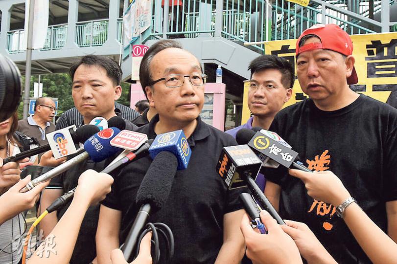 「飯盒會」召集人梁家傑表示,泛民各黨派要再商討,稍後會一併公布下周日(31日)會否到深圳與港澳辦主任王光亞及基本法委員會主任李飛會晤。圖為民主黨胡志偉(左起)、梁家傑、新民主同盟范國威、工黨李卓人。(陳淑安攝)泛民團體昨兵分多路落區宣傳否決政改方案。泛民「飯盒會」昨在九龍東辦單車巡遊,而法政匯思、杏林覺醒等12個專業團體就到旺角西洋菜街,冒雨宣傳反對袋住先。(黃志東攝) 「飯盒會」召集人梁家傑表示,泛民各黨派要再商討,稍後會一併公布下周日(31日)會否到深圳與港澳辦主任王光亞及基本法委員會主任李飛會晤。圖為民主黨胡志偉(左起)、梁家傑、新民主同盟范國威、工黨李卓人。(陳淑安攝)泛民團體昨兵分多路落區宣傳否決政改方案。泛民「飯盒會」昨在九龍東辦單車巡遊,而法政匯思、杏林覺醒等12個專業團體就到旺角西洋菜街,冒雨宣傳反對袋住先。(黃志東攝)