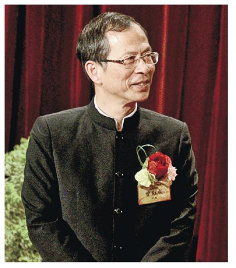 立法會主席曾鈺成昨出席培僑中學畢業禮後表示, 議員月底到深圳會見港澳辦主任王光亞等官員,可能是政改方案表決前,雙方最後一次交流,盼雙方能坦誠對話。(黃志東攝) 立法會主席曾鈺成昨出席培僑中學畢業禮後表示, 議員月底到深圳會見港澳辦主任王光亞等官員,可能是政改方案表決前,雙方最後一次交流,盼雙方能坦誠對話。(黃志東攝)