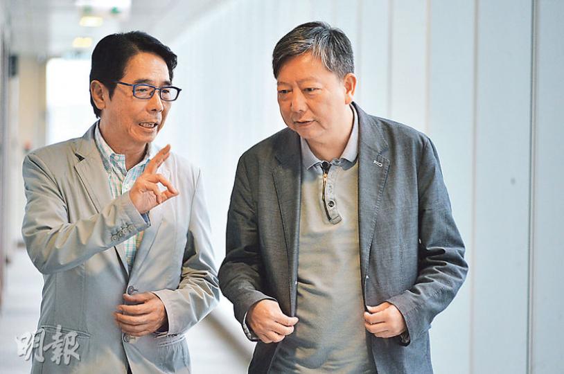 工聯會黃國健(左)及工黨李卓人(右)討論政改是否對勞工有利,二人立場南轅北轍。黃認為普選下的特首要向選民負責,更難在勞工議題上「賴貓」。李卓人則指提委會制度鞏固大商家特權,政改方案是出賣勞工界。(葉家豪攝) 工聯會黃國健(左)及工黨李卓人(右)討論政改是否對勞工有利,二人立場南轅北轍。黃認為普選下的特首要向選民負責,更難在勞工議題上「賴貓」。李卓人則指提委會制度鞏固大商家特權,政改方案是出賣勞工界。(葉家豪攝)