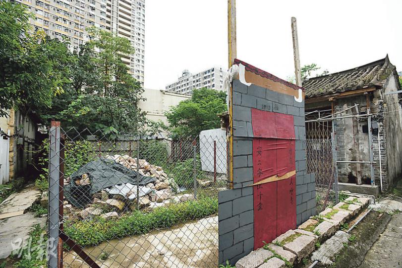 衙前圍村不少房屋已被清拆,仍居於村內的村民郭裕家批評,政府一方面要保育,一方面卻清拆衙前圍村。他與村民自行繪製被拆房屋的大門,諷刺政府不懂保育。(黃志東攝) 衙前圍村不少房屋已被清拆,仍居於村內的村民郭裕家批評,政府一方面要保育,一方面卻清拆衙前圍村。他與村民自行繪製被拆房屋的大門,諷刺政府不懂保育。(黃志東攝)