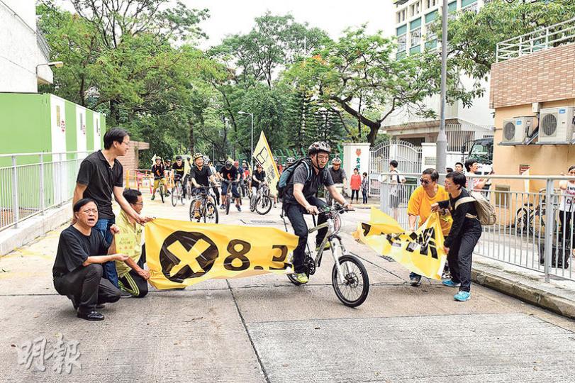 飯盒會泛民議員噚日以單車落區宣傳「向假普選說不」,民主黨胡志偉(中)帶頭「衝破」人大8.31框架標語橫額。(陳淑安攝) 飯盒會泛民議員噚日以單車落區宣傳「向假普選說不」,民主黨胡志偉(中)帶頭「衝破」人大8.31框架標語橫額。(陳淑安攝)
