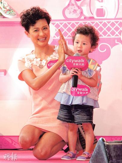 羅敏莊跟女兒陳禛首次母女檔出騷。(攝影/記者:鍾一虹)兩歲的陳禛戴住黑超行catwalk,好有明星風範!(攝影/記者:鍾一虹)李霖恩自爆跟女兒Gianna玩演戲,竟被她質疑演技。Gianna則表示不愛看爸爸有份演的《愛•回家》。(攝影/記者:鍾一虹) 羅敏莊跟女兒陳禛首次母女檔出騷。(攝影/記者:鍾一虹)兩歲的陳禛戴住黑超行catwalk,好有明星風範!(攝影/記者:鍾一虹)李霖恩自爆跟女兒Gianna玩演戲,竟被她質疑演技。Gianna則表示不愛看爸爸有份演的《愛•回家》。(攝影/記者:鍾一虹)