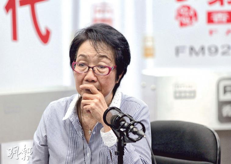 報稱匿港9年的無證男童肖友懷案惹社會爭議,協助懷仔召開記者會的工聯會議員陳婉嫻(圖)稱,無後悔公開事件,承認是要向入境處施壓,亦希望懷仔毋須閃縮過活,籲社會給予空間。入境處發言人稱,任何人協助或介入案件,都不會對處方調查構成任何影響。(李澤彤攝) 報稱匿港9年的無證男童肖友懷案惹社會爭議,協助懷仔召開記者會的工聯會議員陳婉嫻(圖)稱,無後悔公開事件,承認是要向入境處施壓,亦希望懷仔毋須閃縮過活,籲社會給予空間。入境處發言人稱,任何人協助或介入案件,都不會對處方調查構成任何影響。(李澤彤攝)