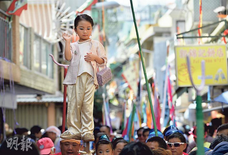 今年的飄色會景巡遊,先後有兩個團體選擇扮演政務司長林鄭月娥,其中一名「小林鄭」5歲女孩馮佩汶稱,覺得「好熱」、「不好玩」,希望下年可以扮公主。(余俊亮攝)昨日天氣炎熱,不少參與飄色表演的小朋友如圖中扮演武則天的小女孩,在等候出發期間吃雪糕、雪條降溫。(余俊亮攝)因為昨日深夜大雨一直不止,大會宣布取消一年一度的搶包山比賽,等待多時的市民表示失望,對宣布報以噓聲,但都和平離場。(余俊亮攝)售賣平安包的康蘭餅店負責人郭予泉稱昨銷情好,但早兩天下雨「無乜生意」,整體生意少兩至三成。他昨準備了約1萬個平安 今年的飄色會景巡遊,先後有兩個團體選擇扮演政務司長林鄭月娥,其中一名「小林鄭」5歲女孩馮佩汶稱,覺得「好熱」、「不好玩」,希望下年可以扮公主。(余俊亮攝)昨日天氣炎熱,不少參與飄色表演的小朋友如圖中扮演武則天的小女孩,在等候出發期間吃雪糕、雪條降溫。(余俊亮攝)因為昨日深夜大雨一直不止,大會宣布取消一年一度的搶包山比賽,等待多時的市民表示失望,對宣布報以噓聲,但都和平離場。(余俊亮攝)售賣平安包的康蘭餅店負責人郭予泉稱昨銷情好,但早兩天下雨「無乜生意」,整體生意少兩至三成。他昨準備了約1萬個平安