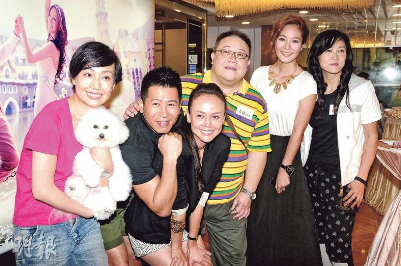 江美儀(左起)、蔡國威、韓君婷、劉錫賢、顏子菲及袁潔儀一班亞視新舊同事聚首。江美儀強調並不是亞視晚宴,就算亞視執笠,也會每年聚會。(攝影:孫華中)麥景婷亦有出席「A記同學會」晚宴。(攝影:孫華中) 江美儀(左起)、蔡國威、韓君婷、劉錫賢、顏子菲及袁潔儀一班亞視新舊同事聚首。江美儀強調並不是亞視晚宴,就算亞視執笠,也會每年聚會。(攝影:孫華中)麥景婷亦有出席「A記同學會」晚宴。(攝影:孫華中)