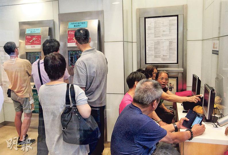 港股在長假期後高開500點,全日升257點至28249點,成交再度突破2000億元。圖為散戶在某證券行內圍觀報價機。(李澤彤攝) 港股在長假期後高開500點,全日升257點至28249點,成交再度突破2000億元。圖為散戶在某證券行內圍觀報價機。(李澤彤攝)