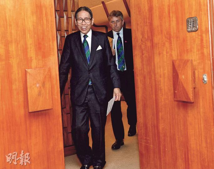 港大校務委員會昨召開例會,討論調查法律學院副教授戴耀廷處理匿名捐款的審核報告。校委會主席梁智鴻(左)及校長馬斐森(右)會後對記者表示,因校委沒有足夠時間消化報告,暫沒有作出決定,之後須繼續討論。(劉焌陶攝) 港大校務委員會昨召開例會,討論調查法律學院副教授戴耀廷處理匿名捐款的審核報告。校委會主席梁智鴻(左)及校長馬斐森(右)會後對記者表示,因校委沒有足夠時間消化報告,暫沒有作出決定,之後須繼續討論。(劉焌陶攝)
