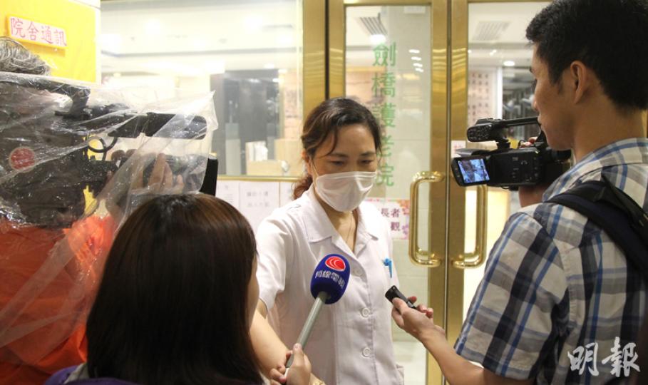 長者在露天平台被脫光等洗澡事件曝光後,大批傳媒昨到涉事的大埔運頭街劍橋護老院採訪。田姓職員(中)以私人地方、「無嘢講」為由要求記者離開。(林俊源攝)新民主同盟昨日到灣仔社會福利署總部抗議,批評社署對安老院舍監管不力,令長者尊嚴受損。(郭慶輝攝) 長者在露天平台被脫光等洗澡事件曝光後,大批傳媒昨到涉事的大埔運頭街劍橋護老院採訪。田姓職員(中)以私人地方、「無嘢講」為由要求記者離開。(林俊源攝)新民主同盟昨日到灣仔社會福利署總部抗議,批評社署對安老院舍監管不力,令長者尊嚴受損。(郭慶輝攝)
