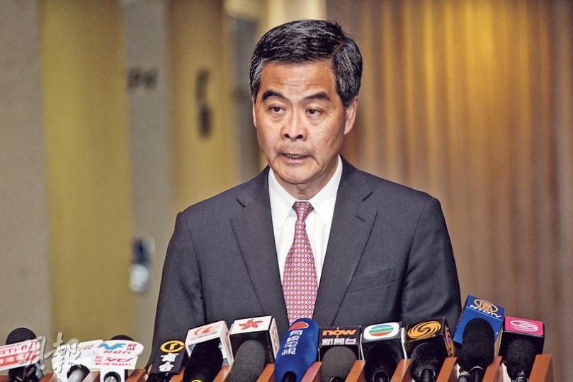 對於無證童懷仔申請酌情留港,特首梁振英昨表示政府會秉公辦理,而就此案觸發的一些激進手法抗議,梁反問「如果他(懷仔)不是從內地來的」,會否有同樣衝擊手法。(李紹昌攝) 對於無證童懷仔申請酌情留港,特首梁振英昨表示政府會秉公辦理,而就此案觸發的一些激進手法抗議,梁反問「如果他(懷仔)不是從內地來的」,會否有同樣衝擊手法。(李紹昌攝)