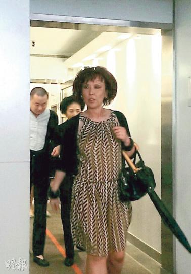 已故林百欣的女兒林明珠(前)與三太顧瑞英(中)昨離開法院時,其親友(後)一度阻止記者與顧等人一起乘搭升降機,以阻止記者拍照。(章淑廉攝) 已故林百欣的女兒林明珠(前)與三太顧瑞英(中)昨離開法院時,其親友(後)一度阻止記者與顧等人一起乘搭升降機,以阻止記者拍照。(章淑廉攝)