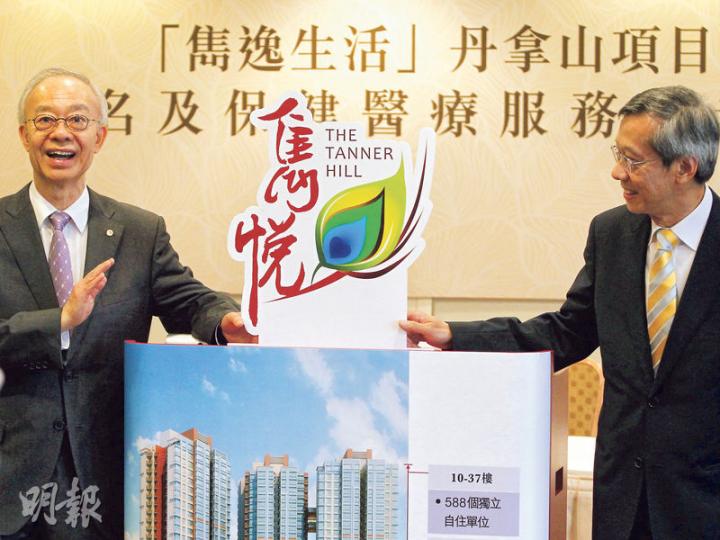 有白金長者屋之稱的丹拿山房協項目命名為「雋悅」,房協主席鄔滿海(左)表示,料今年底前可接受年滿60歲長者申請。(郭慶輝攝) 有白金長者屋之稱的丹拿山房協項目命名為「雋悅」,房協主席鄔滿海(左)表示,料今年底前可接受年滿60歲長者申請。(郭慶輝攝)