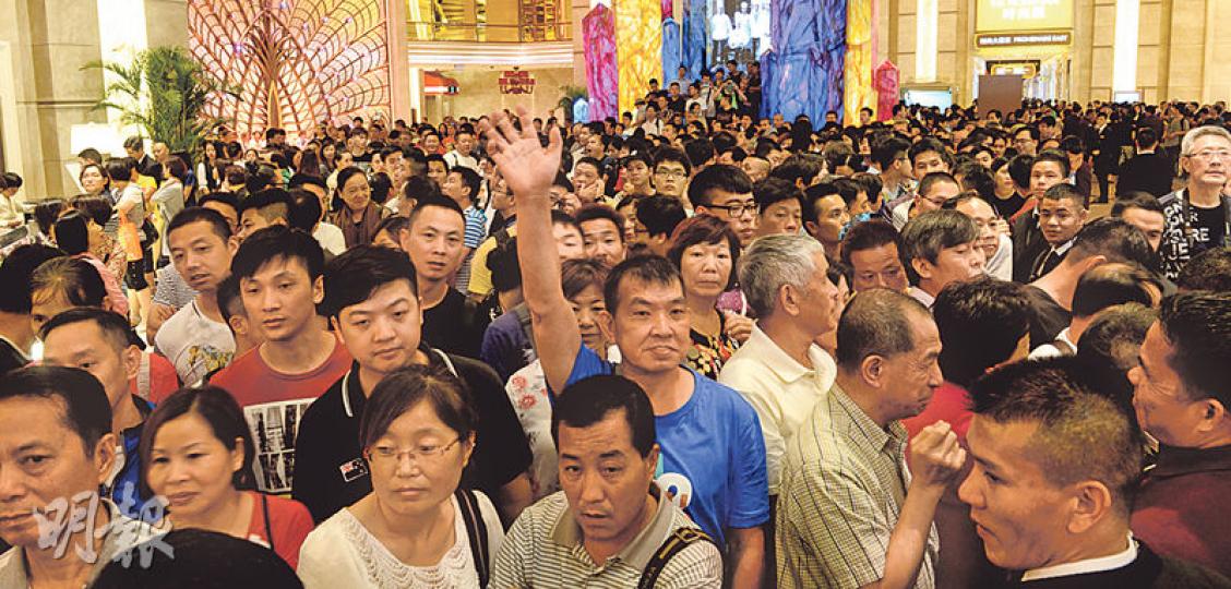 銀河二期昨日開幕有逾3000人在外排隊等候進場,重現早年澳門新賭場萬人空巷盛況。(劉焌陶攝) 銀河二期昨日開幕有逾3000人在外排隊等候進場,重現早年澳門新賭場萬人空巷盛況。(劉焌陶攝)