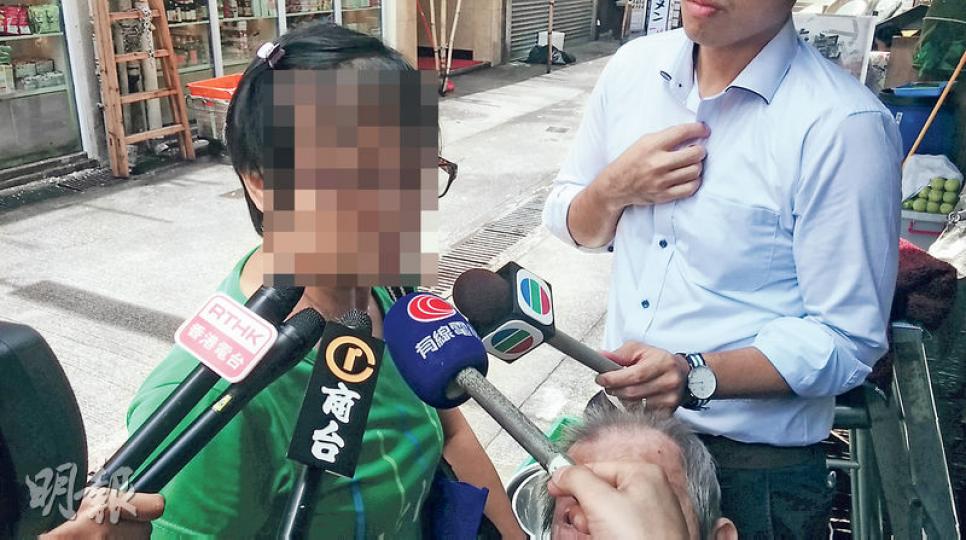 大埔運頭街劍橋護老院住客家屬吳太聲稱,患腦退化兼行動不便的八旬父親眼角曾無故受傷,醫生評估是被人打傷,已向院舍反映,但由於父親未輪候到資助院舍宿位,不會考慮為父親轉院。(林樂軒攝)大埔運頭街劍橋護老院院友家屬曾女士說,其九旬母親入住該院舍約兩年,仍有能力照顧自己,可自行洗澡,洗澡時亦有屏風遮掩,「阿媽曾話這間老人院幾好」。(林樂軒攝) 大埔運頭街劍橋護老院住客家屬吳太聲稱,患腦退化兼行動不便的八旬父親眼角曾無故受傷,醫生評估是被人打傷,已向院舍反映,但由於父親未輪候到資助院舍宿位,不會考慮為父親轉院。(林樂軒攝)大埔運頭街劍橋護老院院友家屬曾女士說,其九旬母親入住該院舍約兩年,仍有能力照顧自己,可自行洗澡,洗澡時亦有屏風遮掩,「阿媽曾話這間老人院幾好」。(林樂軒攝)