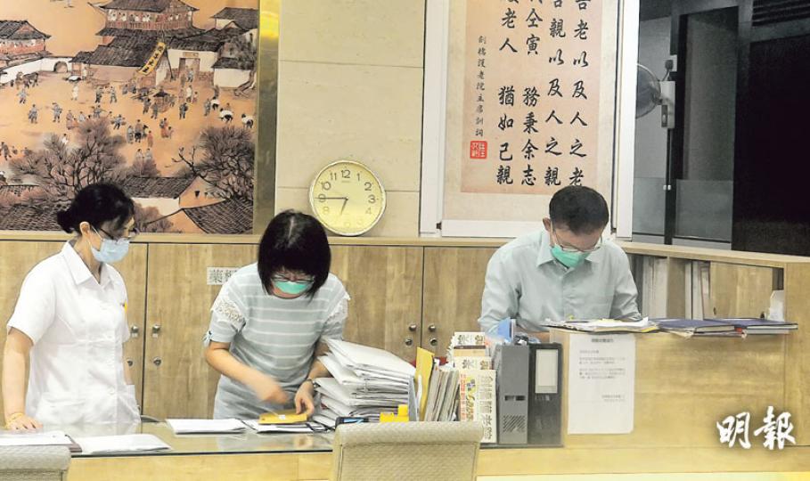 昨日傍晚約6時,3名社署職員(右及中為其中兩人)到涉事大埔劍橋護老院巡查,包括在辦公位置翻查文件,不時用手機為文件拍照,逗留約半小時後離開,並無回應傳媒提問。(林樂軒攝) 昨日傍晚約6時,3名社署職員(右及中為其中兩人)到涉事大埔劍橋護老院巡查,包括在辦公位置翻查文件,不時用手機為文件拍照,逗留約半小時後離開,並無回應傳媒提問。(林樂軒攝)
