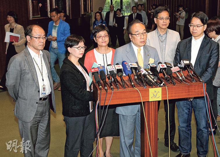 泛民飯盒會召集人、公民黨梁家傑(右三)說,今次北上見京官不會有示威行動,亦不會準備道具,冀透過見面反映港人意見。圖左起為馮檢基、何秀蘭、黃碧雲、梁家傑、葉建源及莫乃光。(李紹昌攝) 泛民飯盒會召集人、公民黨梁家傑(右三)說,今次北上見京官不會有示威行動,亦不會準備道具,冀透過見面反映港人意見。圖左起為馮檢基、何秀蘭、黃碧雲、梁家傑、葉建源及莫乃光。(李紹昌攝)