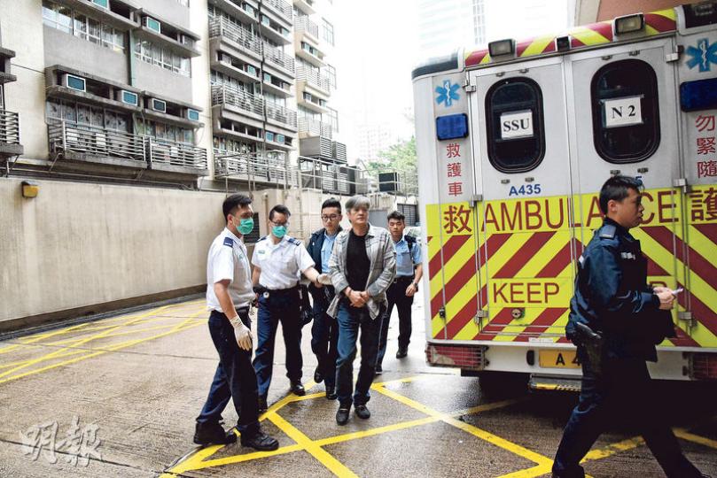 同在「巡城者」反黑行動被捕的和勝和前任坐館「雙鷹青」(前)報稱不適,由警方帶往醫院治理。(林智傑攝) 同在「巡城者」反黑行動被捕的和勝和前任坐館「雙鷹青」(前)報稱不適,由警方帶往醫院治理。(林智傑攝)