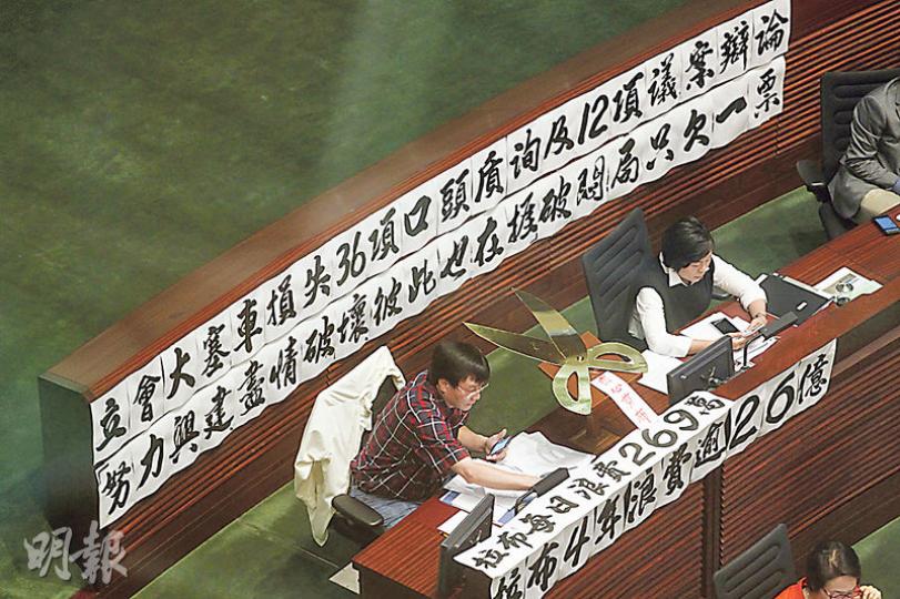 工聯會王國興拉布期間繼續貼大字報,抗議拉布每日浪費公帑269萬元,不過社民連梁國雄就批評對方講大話,因為開會嘅開支係已出之物。(郭慶輝攝)除咗喺會議上,梁國雄(圖)同王國興亦隔空對罵,王批評對方拉布浪費公帑,令「醫院、病人告急」,但長毛就話對方講大話,因為立法會會期內嘅開支都係已出之物,唔會因議員履行責任而增加。(郭慶輝攝) 工聯會王國興拉布期間繼續貼大字報,抗議拉布每日浪費公帑269萬元,不過社民連梁國雄就批評對方講大話,因為開會嘅開支係已出之物。(郭慶輝攝)除咗喺會議上,梁國雄(圖)同王國興亦隔空對罵,王批評對方拉布浪費公帑,令「醫院、病人告急」,但長毛就話對方講大話,因為立法會會期內嘅開支都係已出之物,唔會因議員履行責任而增加。(郭慶輝攝)