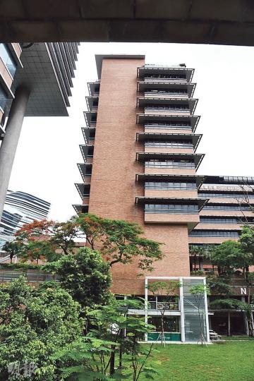 辦公室助理被發現在理工大學R座(圖)高處墮下草地斃命,警員相信他從12樓躍下。(鍾炳然攝) 辦公室助理被發現在理工大學R座(圖)高處墮下草地斃命,警員相信他從12樓躍下。(鍾炳然攝)
