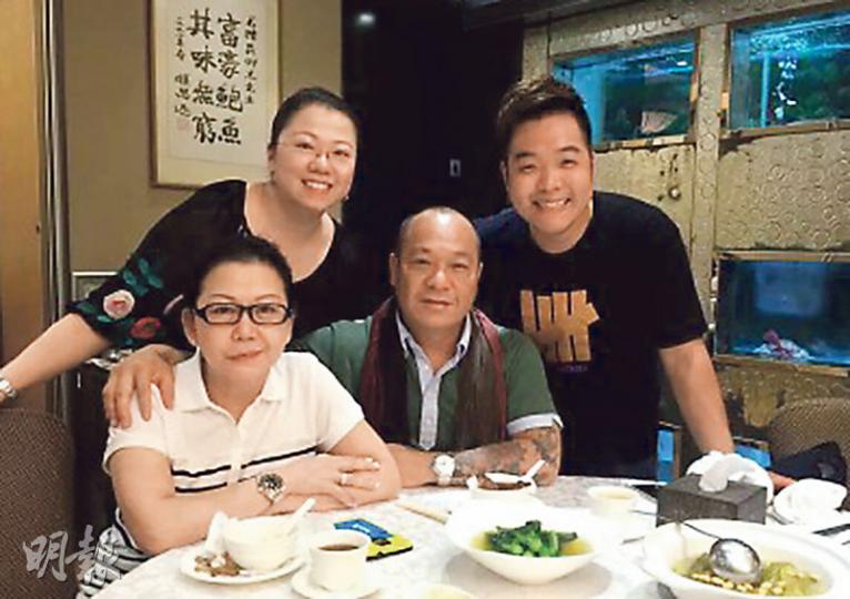 吳志雄昨午與太太、子女到銅鑼灣歎茶,並在微博貼圖曬幸福。(微博圖片) 吳志雄昨午與太太、子女到銅鑼灣歎茶,並在微博貼圖曬幸福。(微博圖片)