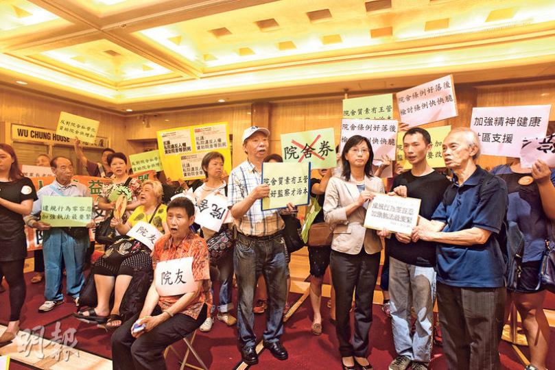 立法會議員張超雄昨連同爭取資助院舍聯席及正言匯社代表等到社署灣仔辦公室,抗議對私院監管不力,要求政府加強執法,改革監察制度。 (陳淑安攝) 立法會議員張超雄昨連同爭取資助院舍聯席及正言匯社代表等到社署灣仔辦公室,抗議對私院監管不力,要求政府加強執法,改革監察制度。 (陳淑安攝)