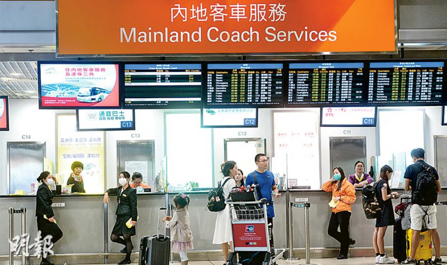 韓國的中東呼吸綜合症疑似患者飛抵本港後,乘坐直通巴士往惠州,本報記者昨見本港機場的內地客車服務處有多名職員戴口罩。(劉焌陶攝) 韓國的中東呼吸綜合症疑似患者飛抵本港後,乘坐直通巴士往惠州,本報記者昨見本港機場的內地客車服務處有多名職員戴口罩。(劉焌陶攝)