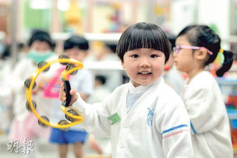 免費幼稚園教育委員會昨發布報告建議若全部落實,預計六成幼稚園學生可免學費,餘下四成則要支付校舍租金或全日制/長全日制幼稚園學位的學費。(黃志東攝)教育專業人員協會會長馮偉華(右)對免費幼教委員會的報告失望,教育界立法會議員、教協副會長葉建源(左)表示,若諮詢後家長都不接受方案,他不排除會在立法會行使否決權。(李澤彤攝) 免費幼稚園教育委員會昨發布報告建議若全部落實,預計六成幼稚園學生可免學費,餘下四成則要支付校舍租金或全日制/長全日制幼稚園學位的學費。(黃志東攝)教育專業人員協會會長馮偉華(右)對免費幼教委員會的報告失望,教育界立法會議員、教協副會長葉建源(左)表示,若諮詢後家長都不接受方案,他不排除會在立法會行使否決權。(李澤彤攝)