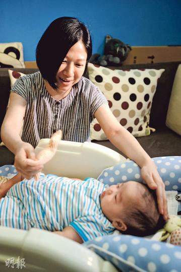 杜太期望兒子將來可以入讀全日制幼稚園,但坦言擔心屆時全日制學額仍未顯著增加,仍會「爭崩頭」。(胡景禧攝) 杜太期望兒子將來可以入讀全日制幼稚園,但坦言擔心屆時全日制學額仍未顯著增加,仍會「爭崩頭」。(胡景禧攝)