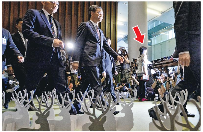 民主派議員在昨日立法會答問大會開始前,在會議廳門外放置象徵「指鹿為馬」的鹿形紙板。民建聯立法會議員蔣麗芸在梁振英步入會議廳時,突然走向鏡頭前(箭嘴示),高呼「2017一定要得」,抗衡泛民抗議。(余俊亮攝)民主派議員在昨日立法會答問大會開始前,在會議廳門外列隊抗議,亦有人撐黃傘,「迎接」梁振英入場。(郭慶輝攝) 民主派議員在昨日立法會答問大會開始前,在會議廳門外放置象徵「指鹿為馬」的鹿形紙板。民建聯立法會議員蔣麗芸在梁振英步入會議廳時,突然走向鏡頭前(箭嘴示),高呼「2017一定要得」,抗衡泛民抗議。(余俊亮攝)民主派議員在昨日立法會答問大會開始前,在會議廳門外列隊抗議,亦有人撐黃傘,「迎接」梁振英入場。(郭慶輝攝)