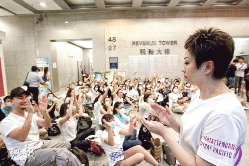 國泰空中服務員工會與資方連續第二日談判,工會主席黎玉嬋(右)傍晚一度含淚向聲援的員工解釋談判情况。(郭慶輝攝) 國泰空中服務員工會與資方連續第二日談判,工會主席黎玉嬋(右)傍晚一度含淚向聲援的員工解釋談判情况。(郭慶輝攝)