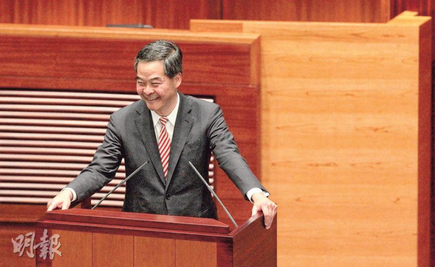 梁振英噚日捉到泛民議員發言字句有錯誤,兩度大笑,但在場議員未見跟佢一齊笑。(李澤彤攝) 梁振英噚日捉到泛民議員發言字句有錯誤,兩度大笑,但在場議員未見跟佢一齊笑。(李澤彤攝)