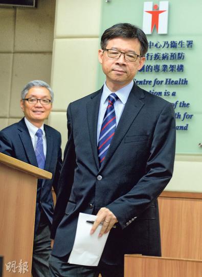 衛生防護中心梁挺雄(右)稱本港目前仍屬戒備級別,暫毋須提高至嚴重級別,一旦本地有確診個案才需提升。梁昨被質疑今次防疫反應過慢,他反問「點為之快?」,強調通報主導權不在他手上,一收到資料,已第一時間通報。(劉焌陶攝) 衛生防護中心梁挺雄(右)稱本港目前仍屬戒備級別,暫毋須提高至嚴重級別,一旦本地有確診個案才需提升。梁昨被質疑今次防疫反應過慢,他反問「點為之快?」,強調通報主導權不在他手上,一收到資料,已第一時間通報。(劉焌陶攝)