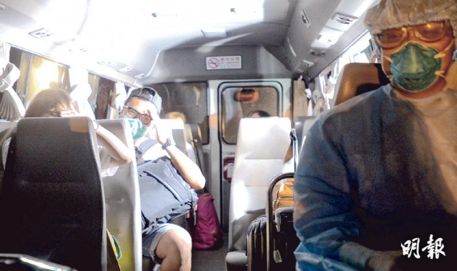 曾途經香港的韓國男子在廣東惠州確診中東呼吸綜合症(MERS),本港即要隔離相關密切接觸者。10多名醫護人員,昨傍晚在麥理浩夫人度假村準備隔離營。昨晚11時許,有車駛入營,坐在車頭人員有人做足裝備,戴了口罩、眼罩及穿上保護衣,後面戴口罩者則帶備輕便行裝。(余俊亮攝)曾乘搭韓亞航空抵港再經永東直通巴轉往廣東惠州的44歲韓籍男子,昨日在內地證實感染中東呼吸綜合症(MERS);曾與他同機的最少18名乘客,須送入西貢麥理浩夫人度假村隔離14日。圖為戴上保護裝備的工作人員昨晚準備應付入營工作。(余俊亮攝) 曾途經香港的韓國男子在廣東惠州確診中東呼吸綜合症(MERS),本港即要隔離相關密切接觸者。10多名醫護人員,昨傍晚在麥理浩夫人度假村準備隔離營。昨晚11時許,有車駛入營,坐在車頭人員有人做足裝備,戴了口罩、眼罩及穿上保護衣,後面戴口罩者則帶備輕便行裝。(余俊亮攝)曾乘搭韓亞航空抵港再經永東直通巴轉往廣東惠州的44歲韓籍男子,昨日在內地證實感染中東呼吸綜合症(MERS);曾與他同機的最少18名乘客,須送入西貢麥理浩夫人度假村隔離14日。圖為戴上保護裝備的工作人員昨晚準備應付入營工作。(余俊亮攝)