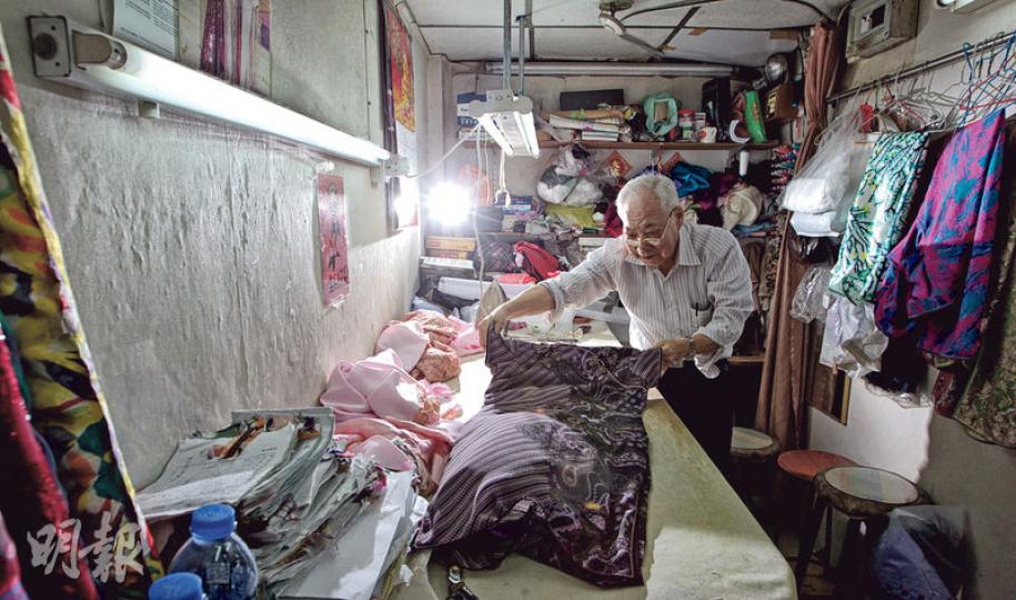 從事旗袍師傅64年的殷家萬,現於佐敦寶靈商場一間小店人手製作旗袍,一手包辦度身、剪裁和縫合等工序,現今客人多要求精緻,做一件旗袍平均需兩三天。近年多了讀時裝設計的學生上門「取經」,他總有問必答。(李澤彤攝) 從事旗袍師傅64年的殷家萬,現於佐敦寶靈商場一間小店人手製作旗袍,一手包辦度身、剪裁和縫合等工序,現今客人多要求精緻,做一件旗袍平均需兩三天。近年多了讀時裝設計的學生上門「取經」,他總有問必答。(李澤彤攝)