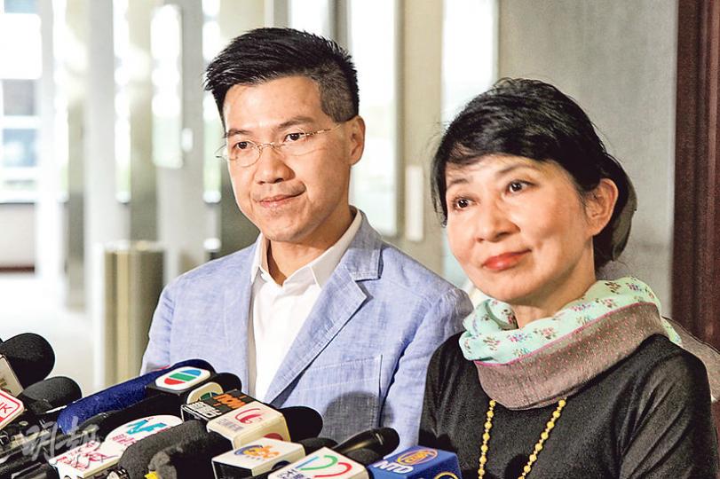 部分立法會議員明日到深圳與中央官員會面,討論政改方案,公民黨毛孟靜(右)及新民主同盟范國威(左)決定不會出席。毛孟靜表示,政改是香港人的香港事,歡迎京官在香港,於中聯辦以外任何地方討論政改,議員被召見去香港以外的地方,並要遵守當地法律,包括不能穿「六四T恤」等限制,非常不合適。范國威認為,會面不會有實質成果,反而會跌入「兩難」及「陷阱」,容易被理解為撬票及分化。(林俊源攝) 部分立法會議員明日到深圳與中央官員會面,討論政改方案,公民黨毛孟靜(右)及新民主同盟范國威(左)決定不會出席。毛孟靜表示,政改是香港人的香港事,歡迎京官在香港,於中聯辦以外任何地方討論政改,議員被召見去香港以外的地方,並要遵守當地法律,包括不能穿「六四T恤」等限制,非常不合適。范國威認為,會面不會有實質成果,反而會跌入「兩難」及「陷阱」,容易被理解為撬票及分化。(林俊源攝)