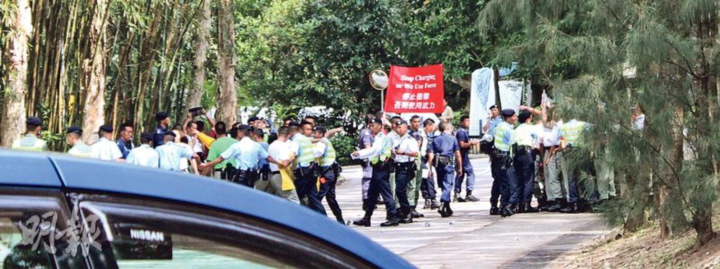 部分參與演練的警員扮成「關愛力量」成員,高喊撐警口號,更與叫喊抗議口號反對政府「示威者」衝突,互擲雜物。警員分隔兩批示威者,又舉起紅旗警告。(張煒明攝)演練中十多名警員護送一輛白色房車(左上)離開示威區,其他警員則用鐵馬築起示威區,又拉人鏈分隔其他示威者。(鍾炳然攝) 部分參與演練的警員扮成「關愛力量」成員,高喊撐警口號,更與叫喊抗議口號反對政府「示威者」衝突,互擲雜物。警員分隔兩批示威者,又舉起紅旗警告。(張煒明攝)演練中十多名警員護送一輛白色房車(左上)離開示威區,其他警員則用鐵馬築起示威區,又拉人鏈分隔其他示威者。(鍾炳然攝)