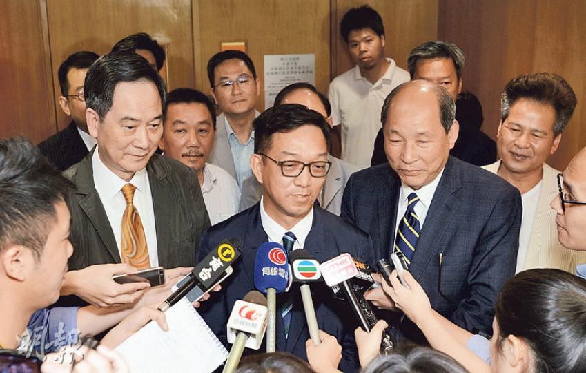 鄉議局主席劉皇發個仔劉業強(中)噚日報名參選下屆鄉議局主席,兩個副主席林偉強(左)和張學明(右前)都現身支持。(黃志東攝) 鄉議局主席劉皇發個仔劉業強(中)噚日報名參選下屆鄉議局主席,兩個副主席林偉強(左)和張學明(右前)都現身支持。(黃志東攝)