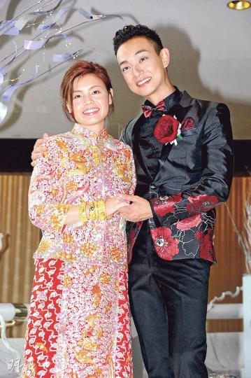 唯唯對老婆Tina愛的承諾會努力掙錢,並會積極造人。(攝影﹕鍾偉茵)梁烈唯與Tina在婚宴前見傳媒4度咀嘴做接吻魚。(攝影﹕鍾偉茵)梁烈唯、Tina的姐妹團包括應采兒、陳敏之、胡定欣等,齊穿上粉紅色裙祝福一對新人。(攝影﹕鍾偉茵)邱淑貞悉心打扮出席婚宴。(攝影﹕鍾偉茵)黎耀祥與老婆及兒子到賀,祝一對新人白頭到老。(攝影﹕鍾偉茵)呂慧儀與黃文迪帶兒子一家三口亮相。(攝影﹕鍾偉茵)鄭希怡老公梁學儲做兄弟團。(攝影﹕鍾偉茵)黃日華開心老婆梁潔華康復,身體健康。(攝影﹕鍾偉茵)黃宗澤說與舊愛胡杏兒同場無 唯唯對老婆Tina愛的承諾會努力掙錢,並會積極造人。(攝影﹕鍾偉茵)梁烈唯與Tina在婚宴前見傳媒4度咀嘴做接吻魚。(攝影﹕鍾偉茵)梁烈唯、Tina的姐妹團包括應采兒、陳敏之、胡定欣等,齊穿上粉紅色裙祝福一對新人。(攝影﹕鍾偉茵)邱淑貞悉心打扮出席婚宴。(攝影﹕鍾偉茵)黎耀祥與老婆及兒子到賀,祝一對新人白頭到老。(攝影﹕鍾偉茵)呂慧儀與黃文迪帶兒子一家三口亮相。(攝影﹕鍾偉茵)鄭希怡老公梁學儲做兄弟團。(攝影﹕鍾偉茵)黃日華開心老婆梁潔華康復,身體健康。(攝影﹕鍾偉茵)黃宗澤說與舊愛胡杏兒同場無