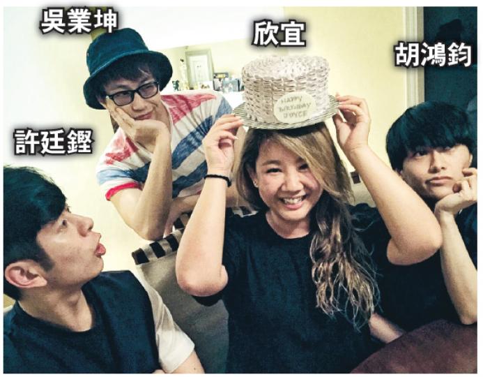許廷鏗、吳業坤及胡鴻鈞為壽星女欣宜送上帽形生日蛋糕。(微博圖片) 許廷鏗、吳業坤及胡鴻鈞為壽星女欣宜送上帽形生日蛋糕。(微博圖片)