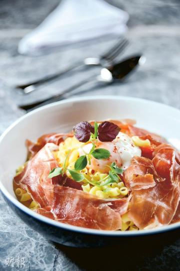 法國火腿溫泉蛋迷你通心粉_加入了巴斯克特產Bayonne Ham,Piperade汁則以雞湯、紅波椒、洋葱等調製而成,通粉煙韌有嚼口。($168)(黃志東攝)牛柳拼煎鵝肝配黑松露及紅酒汁_法國總店招牌菜,醬汁以牛肉汁、鵝肝、紅酒、波特酒及黑松露醬製成,牛柳先煎香後慢煮,肉味濃郁。($288)(黃志東攝)法式朱古力泡芙配雲呢拿雪糕_自製泡芙混入了法國73%朱古力焗製,配上雲呢拿雪糕,頂層放上一塊朱古力環,進食前再淋上溫熱的法國朱古力忌廉醬,冷熱交融,香濃甜美。($88)(黃志東攝)味噌海藻銀鱈魚配 法國火腿溫泉蛋迷你通心粉_加入了巴斯克特產Bayonne Ham,Piperade汁則以雞湯、紅波椒、洋葱等調製而成,通粉煙韌有嚼口。($168)(黃志東攝)牛柳拼煎鵝肝配黑松露及紅酒汁_法國總店招牌菜,醬汁以牛肉汁、鵝肝、紅酒、波特酒及黑松露醬製成,牛柳先煎香後慢煮,肉味濃郁。($288)(黃志東攝)法式朱古力泡芙配雲呢拿雪糕_自製泡芙混入了法國73%朱古力焗製,配上雲呢拿雪糕,頂層放上一塊朱古力環,進食前再淋上溫熱的法國朱古力忌廉醬,冷熱交融,香濃甜美。($88)(黃志東攝)味噌海藻銀鱈魚配