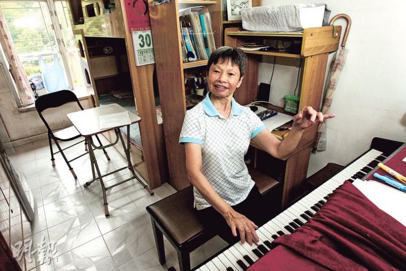 獨居的67歲麥婉蓮曾是鋼琴教師,不時在家中彈琴唱歌為樂,笑指「第二時入老人院邊有位放鋼琴」,亦會失去社交圈子,希望於尚有一定自理能力下可居家安老。(李紹昌攝) 獨居的67歲麥婉蓮曾是鋼琴教師,不時在家中彈琴唱歌為樂,笑指「第二時入老人院邊有位放鋼琴」,亦會失去社交圈子,希望於尚有一定自理能力下可居家安老。(李紹昌攝)