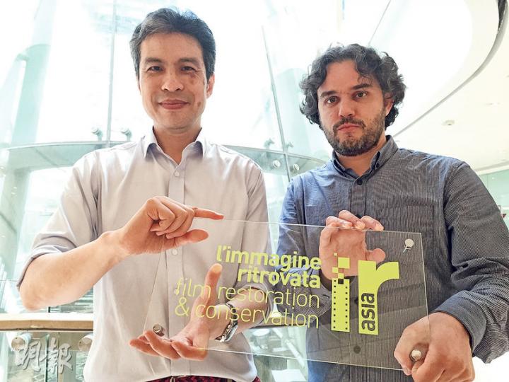 意大利博亞電影修復所總監Davide Pozzi(右)說,公司的宗旨是要修復電影,令有興趣的人可以看到來自過去的電影,「如果不知道過去的電影,不會有現在的電影業」。左為博亞在港總部的董事總經理鄭子宏。(陳倢朗攝)自小便是電影迷的Kay,今年5月加入來自意大利的博亞電影修復所擔任修復員,她覺得要做修復員,喜歡電影並不足夠,「也要有喜歡文物的心,對物件有種覺得要保存的心態」。她說,在意大利受訓期間,長時間對着菲林坐一整天,的確會累,「但講真,坐office(辦公室)對着電腦難道不累嗎?比起同菲林玩, 意大利博亞電影修復所總監Davide Pozzi(右)說,公司的宗旨是要修復電影,令有興趣的人可以看到來自過去的電影,「如果不知道過去的電影,不會有現在的電影業」。左為博亞在港總部的董事總經理鄭子宏。(陳倢朗攝)自小便是電影迷的Kay,今年5月加入來自意大利的博亞電影修復所擔任修復員,她覺得要做修復員,喜歡電影並不足夠,「也要有喜歡文物的心,對物件有種覺得要保存的心態」。她說,在意大利受訓期間,長時間對着菲林坐一整天,的確會累,「但講真,坐office(辦公室)對着電腦難道不累嗎?比起同菲林玩,