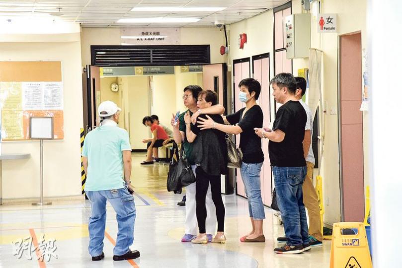 單車健將送院後不治,其親友在醫院獲悉噩耗傷心不已。(林智傑攝) 單車健將送院後不治,其親友在醫院獲悉噩耗傷心不已。(林智傑攝)