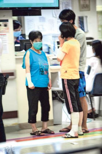 老翁被淋潑通渠水後掙扎求救，屋內母女亦被波及，分別手腳灼傷，衣服亦被腐蝕穿洞。（樊銳昌攝）