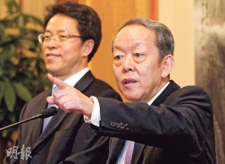 港澳辦主任王光亞（右）昨稱，普選設計要篩除泛民中的「死硬派」，即使「死硬派」僥倖當選，也不會獲中央任命。左為中聯辦主任張曉明。（林俊源攝）建制派議員昨在會後第一節後離場，讓泛民議員與京官對談，建制派指中央官員只是重申既有立場，不認為中央立場變強硬。民建聯譚耀宗（前排右四）昨代表建制派41名議員向港澳辦主任王光亞遞上聲明，表示支持政改方案。（林俊源攝）