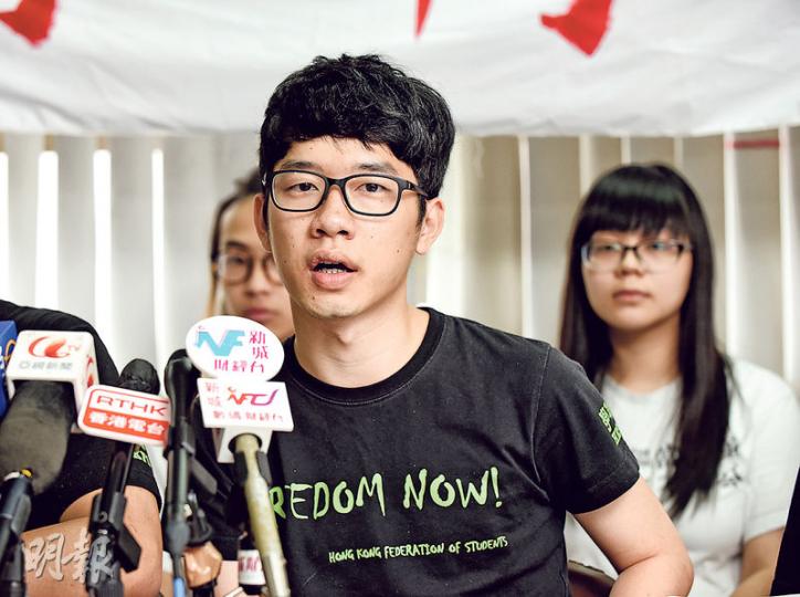 學聯秘書長羅冠聰表示，不會以學聯名義參與支聯會舉辦的六四晚會，但中大、城大等4間大學學生會都會出席六四晚會及有代表上台發言。羅冠聰就讀的嶺大學生會決定不會參與支聯會六四晚會，但他表明個人參與支聯晚會。（陳淑安攝）