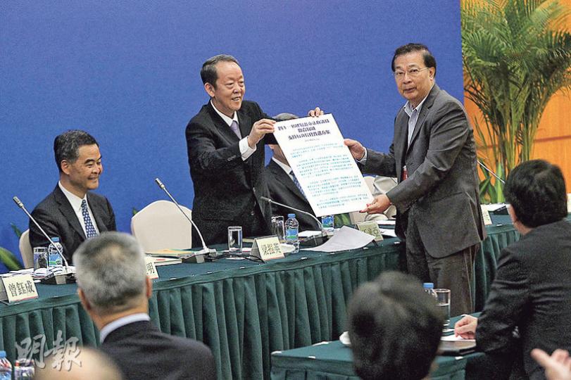 民建聯譚耀宗（右一）交畀港澳辦主任王光亞（中）嘅信，係41個建制派議員撐政改嘅聯合聲明。泛民同建制派今次邊個搶鏡頭啲呢？（林俊源攝）民主黨單仲偕（右三）、黃碧雲（右二）同胡志偉（右一）向港澳辦主任王光亞（左一）遞交一封用公文袋裝住嘅信，闡明立場。（林俊源攝）