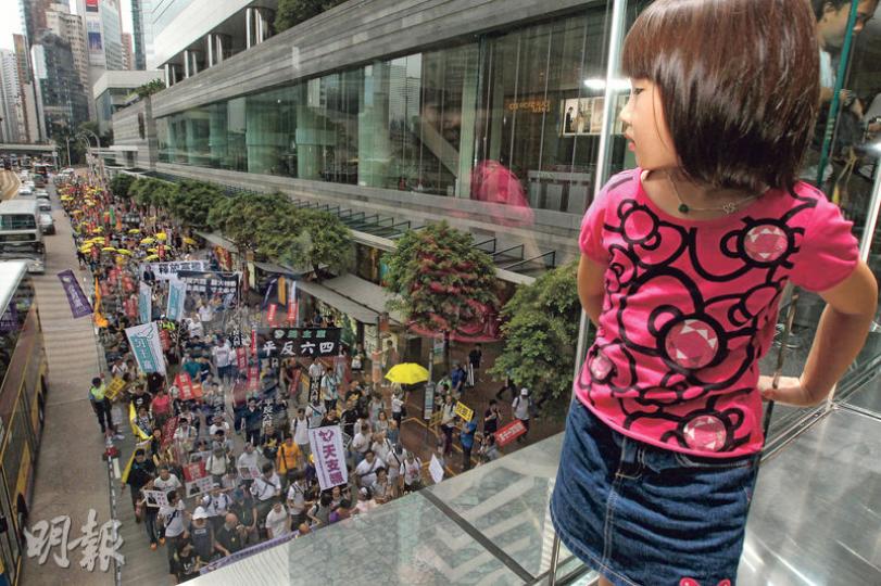 本土爭論無阻年輕一代參與六四26周年的愛國民主大遊行,遊行隊伍所見,不少家長帶同小孩,一同撐傘、高叫「平反六四」口號。遊行隊伍經過商場,有小朋友在天橋上好奇地張看。(李紹昌攝)支聯會昨日舉辦「六四」26周年愛國民主大遊行,今年主題為「全民團結爭民主,平反六四一起撐」,雖然今年學聯表明不參與支聯會活動,但昨日遊行中不乏年輕人的身影,遊行隊伍到達中聯辦後,參加者在門外鐵馬綁上黃絲帶。(郭慶輝攝) 本土爭論無阻年輕一代參與六四26周年的愛國民主大遊行,遊行隊伍所見,不少家長帶同小孩,一同撐傘、高叫「平反六四」口號。遊行隊伍經過商場,有小朋友在天橋上好奇地張看。(李紹昌攝)支聯會昨日舉辦「六四」26周年愛國民主大遊行,今年主題為「全民團結爭民主,平反六四一起撐」,雖然今年學聯表明不參與支聯會活動,但昨日遊行中不乏年輕人的身影,遊行隊伍到達中聯辦後,參加者在門外鐵馬綁上黃絲帶。(郭慶輝攝)
